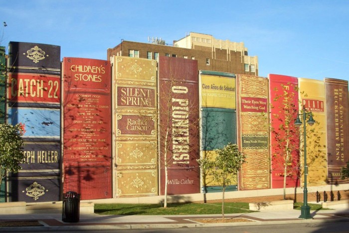 Olvassunk. Mondjuk valami nagy, vastag könyvet. Nekiülhetünk Tolkien A Gyűrűk Ura című  trilógiájának is, de kétséges, hogy ennyi idő alatt végzünk is vele. Bár a korabeli - nyilván megbízható - krónikások szerint volt akinek ez is ment volna, hisz Vlagyimir Iljics roppant gyorsan olvasott és félpercenként lapozott. Persze nem valami szellősen szedett ponyvát, hanem rendes olvasnivalót. Szóval ki lehet próbálni, előfordulhat, hogy mégis sikerül. Persze bármi mást is lehet olvasni, amit már régóta csak görget maga előtt az ember. 
