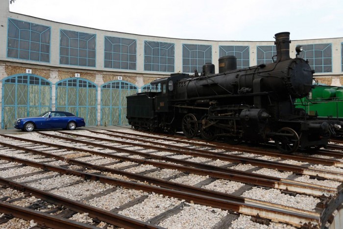 Vasúttörténeti park. Igaz, ez kevésbé mozgalmas program, mint a kisvasutazás, de a kiállítás, és a nagy fekete vasak kellemes olajszagúak, érdekesek és akármelyik kiskorú pillanatok alatt képes tacsakosra zsírozni magát az ütközőkkel. Mi is jártunk már erre, akkor bő százmillió forintnyi értéket vittünk be magunkkal fényképezni. 