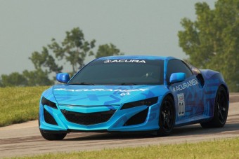 Versenypályán a Honda szupersportkocsija