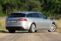 Az XF Sportbrake az Ötös BMW, E Merci ellen indul, a Jaguar abszolút prémiummárkának számít. A Volvo V70-nél sokkal drágább autó, azonos felszereltség, teljesítmény mellett