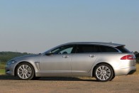 Bár rendkívül sima, természetes a forma, ráadásul szürkében kaptuk a tesztautót, a Jaguar XF Sportbrake-et mégis nagyon megnézték, még kislányaim is tisztelettel közelítettek hozzá, mondva mekkora autó!