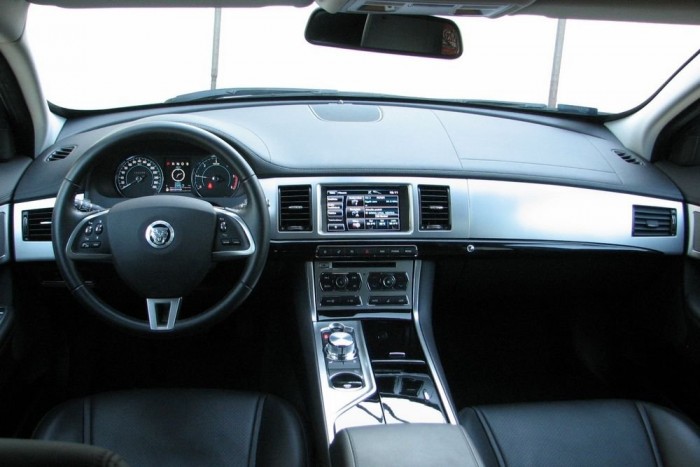 Alternatíva Ötös kombi BMW helyett 2 A külső formára remekül rímelő egyszerű, hivalkodásmentes de igényes anyagokkal berendezett beltér fogadja a Jaguar XF utasait
