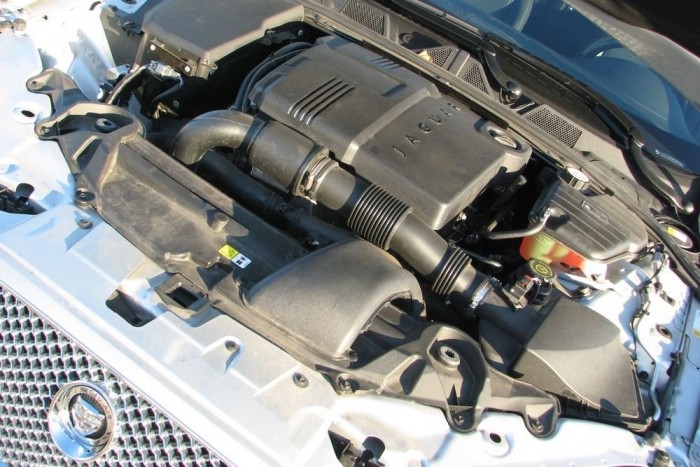 Alternatíva Ötös kombi BMW helyett 3 A négyhengeres dízelmotor a kombi Jaguar legnagyobb hibája és legnagyobb erénye egyszerre. Épeszű marad a fogyasztás vele, még 163 lóerőre fojtva is elegendő az ereje, de rezgése, hangja nem passzol az ugró nagymacskához