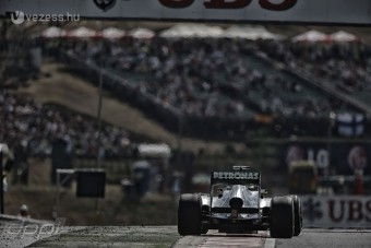 F1: Grosjean az élen, Perez a falban