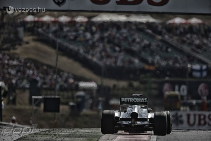 F1: Grosjean az élen, Perez a falban 1
