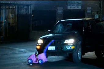 Terepjáróval tolta maga előtt a babakocsit