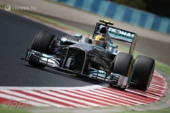 F1: Hamiltoné a pole, Vettel is csak nézett