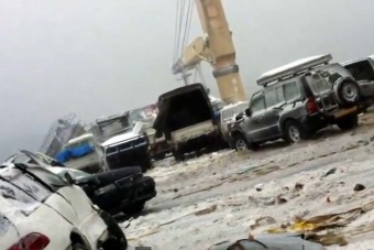 52 autó zuhant a fagyos tengerbe