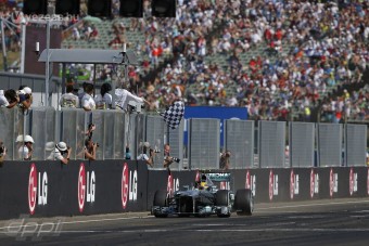 F1: Hamilton kihegyezte az ezüst nyilat