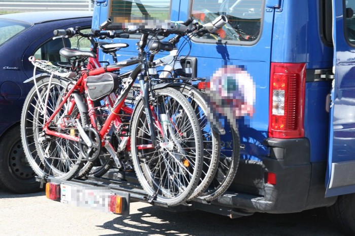 Egy magyar példa. A vezető jóhiszeműen, de szabálytalanul járt el, amikor átszerelte a rendszámot a bringatartóra.