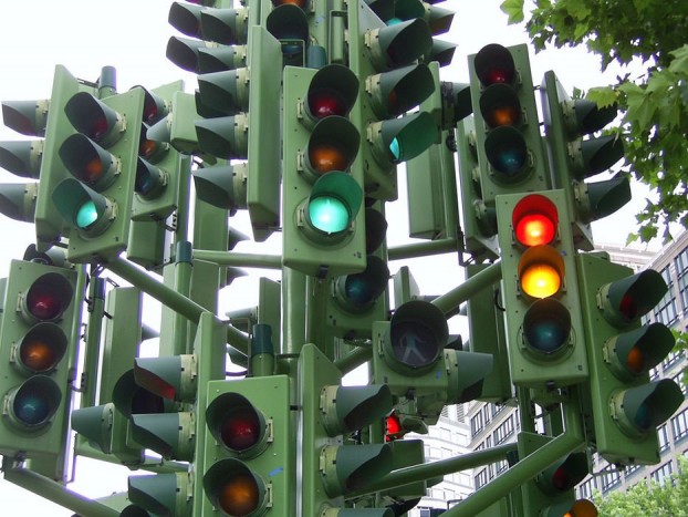 Az autósoknak programozzák át a pesti lámpákat 1 Ha figyelmetlenül belecsúsztunk a pirosba, és jön a 100.000 forintos csekk, nincs más teendő, mint a kasszához fáradni. A fellebbezés szinte teljesen esélytelen.