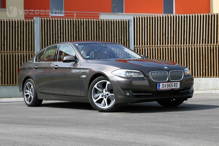 Egy BMW, ha tényleg nem számít a pénz 55 6,4 literes fogyasztást ígér a szabvány nyomán a BMW, a valóságban 11 feletti értékről van szóm