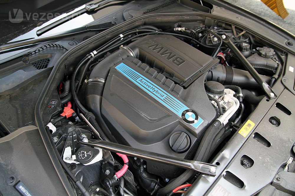 306 lóerős 3,0 literes turbós benzinmotor az alap, ehhez tették hozzá a 40kW-os villanymotort
