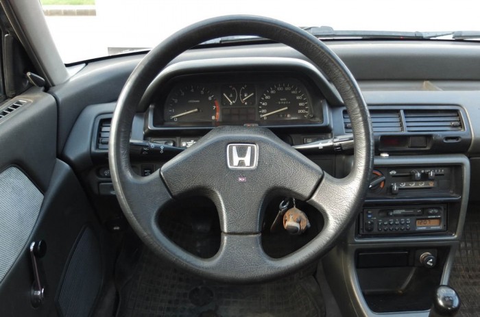 Kaphatunk autót egy havi fizetésért? 9 | Vezess Minden kezelőszerv, kapcsoló működik, csak a kevésbé merev karosszériának hála minden kicsit csálén áll már a beltérben