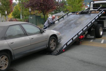 Gyerekestül vontatták el a tilosban parkoló autót