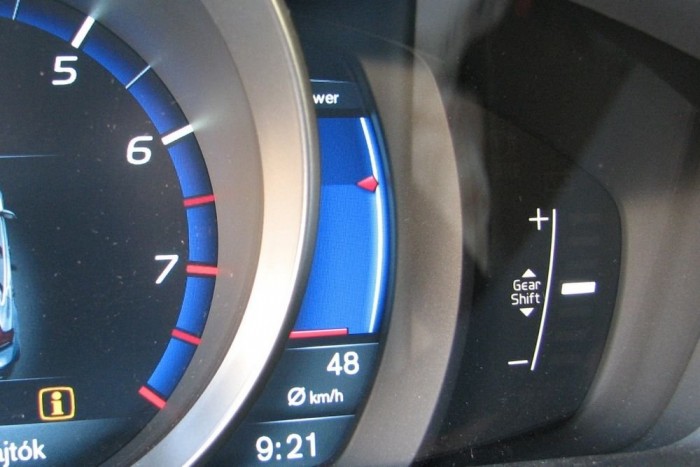 Vagány Volvo ványadt motorral 5 A világ legértelmetlenebb műszere. A jobb oldali piros jelző mutatja az adott fokozatban elérhető csúcsteljesítményt, a piros sáv, hogy ebből mennyit használunk ki. Látványos, ahogy mozognak a csíkok, de jelentőségük semmi, a legtöbb női pilóta pedig eleve nem is érti az egészet