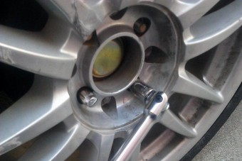 Egy kilazult kerékcsavar ámokfutása