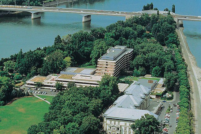 Razziával üldözik el az autósokat a Margitszigetről