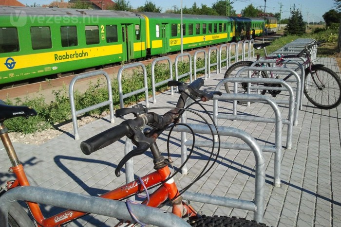 Kerékpártárolókat épített vonalain a GYSEV 3 | Vezess Kerékpártárolókat épített vonalain a GYSEV 3