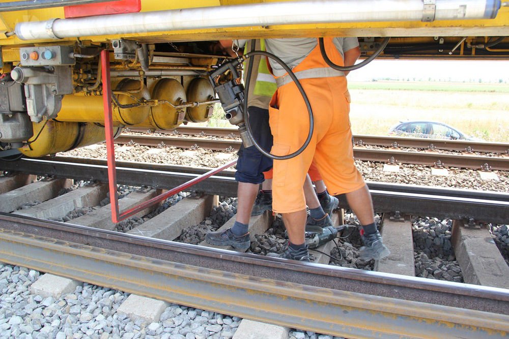 Minden 20. csavar a helyén marad, ezt kézzel kell felszedni, miután áthaladt rajta a szerelvény eleje