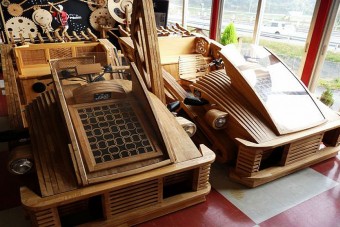 Fából készült japán sportautó