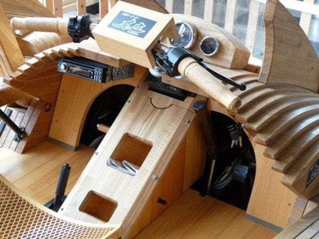 A kormány is fából van természetesen! 