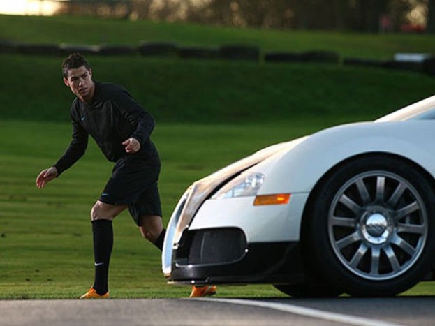 Celeb-autó a Bugatti Veyron 7 | Vezess A 28 éves focista azután vette meg Veyronát, miután egy szerencsétlen balesetben sikerült összetörnie a két napja vásárolt Ferrari 599 GTB Fioranot.