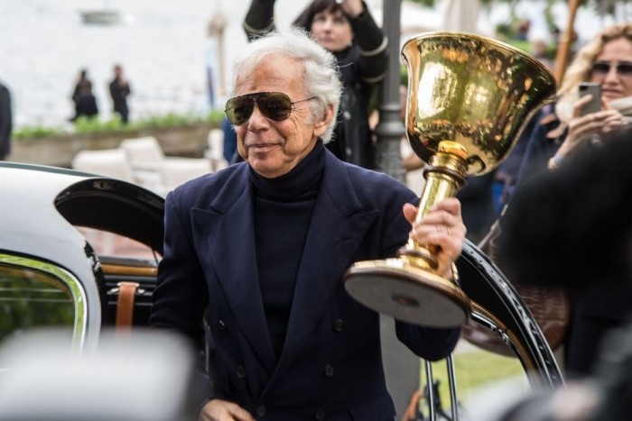 Celeb-autó a Bugatti Veyron 11 | Vezess A 73 éves divatdiktátor több mint 70 autóból álló gyűjteménnyel büszkélkedhet, és ha hinni lehet a pletykáknak, akkor az övé az egyik fekete-narancssárga Super Sport World Record Edition, amiből összesen 6 darabot készítettek.