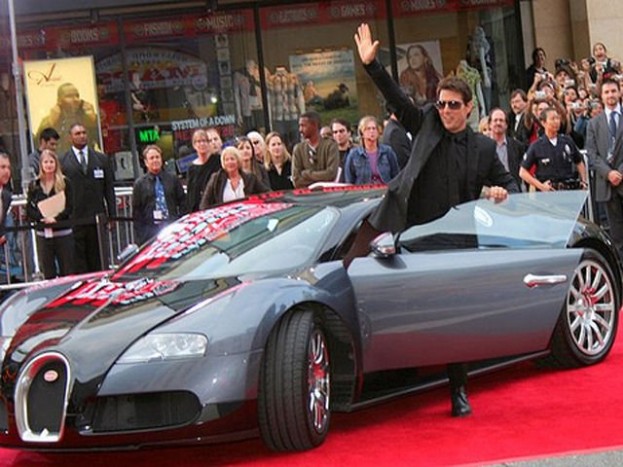 Celeb-autó a Bugatti Veyron 10 | Vezess 2006-ban gördült be a Bugattijával az Oscar átadásra. Az összegyűlt tömeg pedig jót mulatott rajta mikor alig tudta kinyitni az utas oldali ajtót.