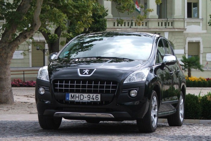 A magas építés védettségérzetet ad, megkönnyíti a beszállást és javítja a rálátást a forgalomra 