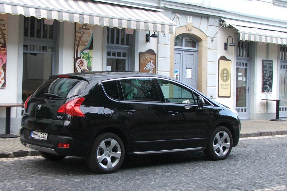 Hengerenként kétszelepes a dízelmotor. Maximális nyomatéka 270-ről 285 Nm-re növelhető átmeneti túltöltéssel. 12,2 s a százra gyorsulás ideje, a végsebesség 181 kilométer/óra