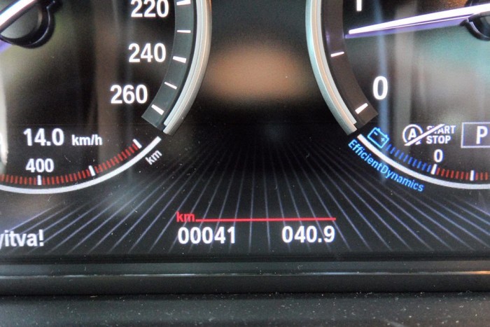 389 millió forint – Magyarország legdrágább használt autója? 10 | Vezess Ennyi van az M-csomagos 550d-ben. Mégis 5,6 millióval olcsóbb a szalonárnál