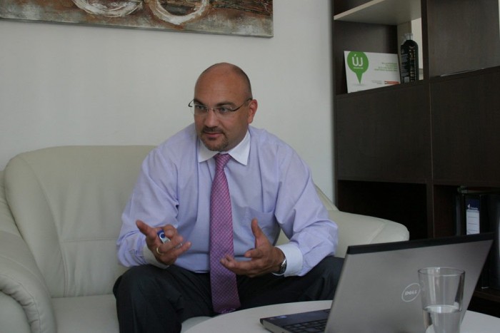 389 millió forint – Magyarország legdrágább használt autója? 7 | Vezess Nincs kavicsos kereskedés. Irodában lehet kocsit venni