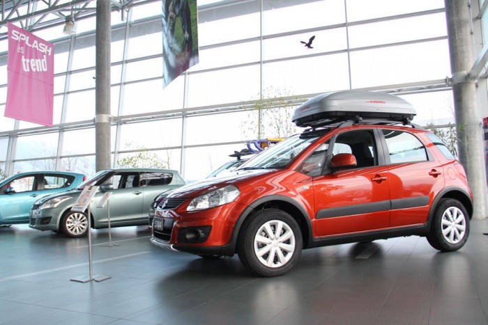 Nem lesz olcsó az új Suzuki 2 Ezerhatos motorral és ESP-vel a kifutó SX4 listaára 4 247 000 forint, az újé ötmillió felett lehet. Az alapmodellek között még nagyobb az eltérés: az eddigi 3,1 milliótól kapható légkondicionálóval