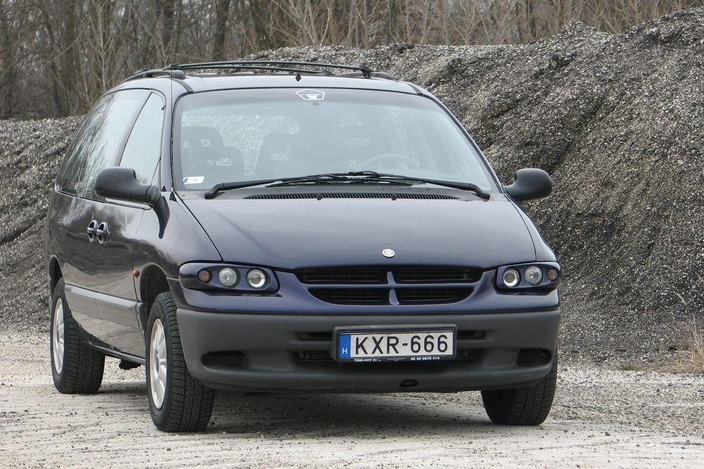 Négy gyerekig, millió alatt igazi családi áldás lehet egy '95-'00 között gyártott harmadik szériás Chrysler Grand Voyager. De ha rosszul döntünk vásárlás előtt, igazi átok is válhat belőle!