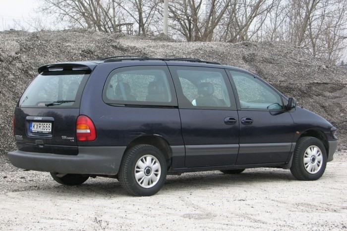 Családi behemót egymillió alatt 2 Az óriási tojás a négyhengeres dízellel, kézi váltóval vegyes üzemben képes hét liter alatt enni, ha nem kergetik nagyon