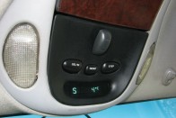 Iránytű, hőmérő, még egy napi kilométerszámláló a plafonon lévő kis kijelzőn. Az erdetileg benzines kocsinknak nincs fogyasztásmérője