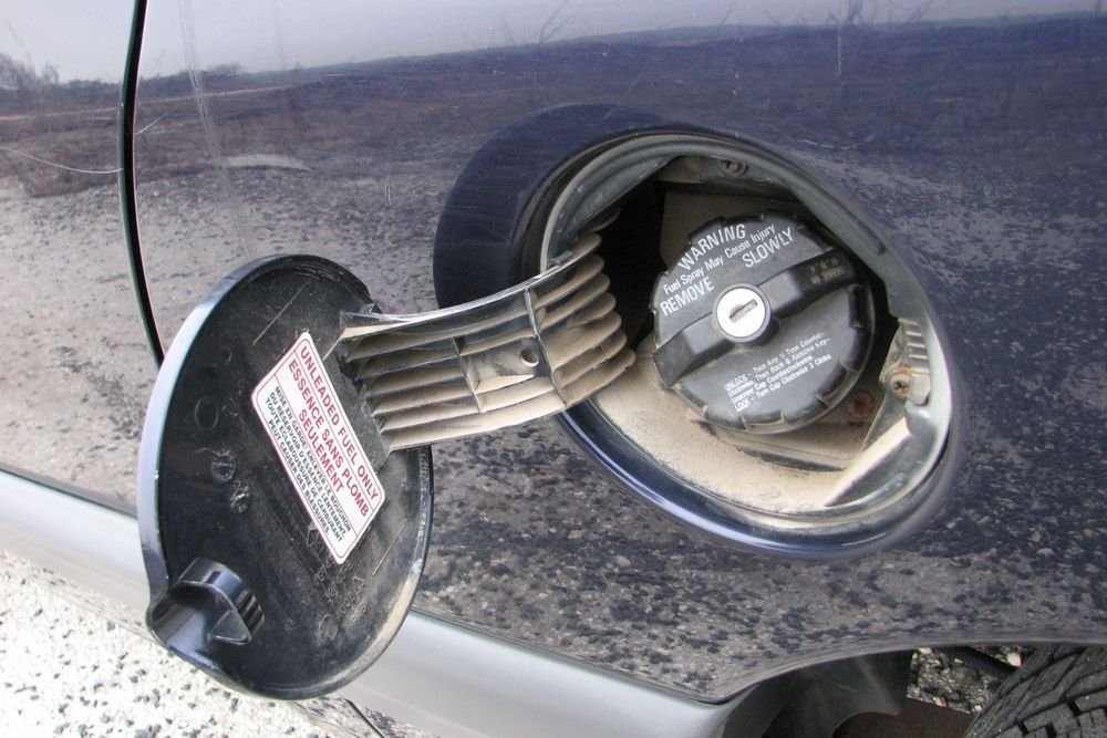 A kulcsos tanksapka alá 75 liter gázolaj fér, ami rendszerint elég szokott lenni ezer kilométerre. Az utolsó 10 tankolás szerint a mi kocsink átlaga 7,1 liter alatt van százon