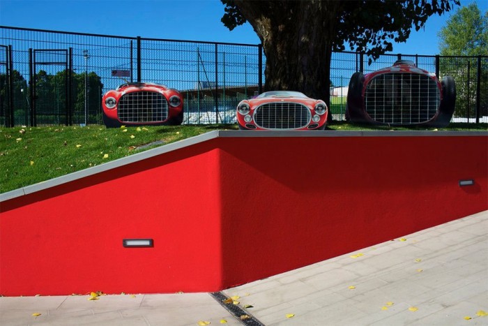 Ahol még a kutyák is Ferrariban ülnek 4