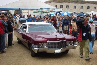 Szétfüstölik a Monostori Erődöt az amerikai autók