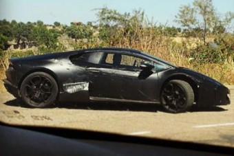 Már tesztelik az új baby-Lamborghinit