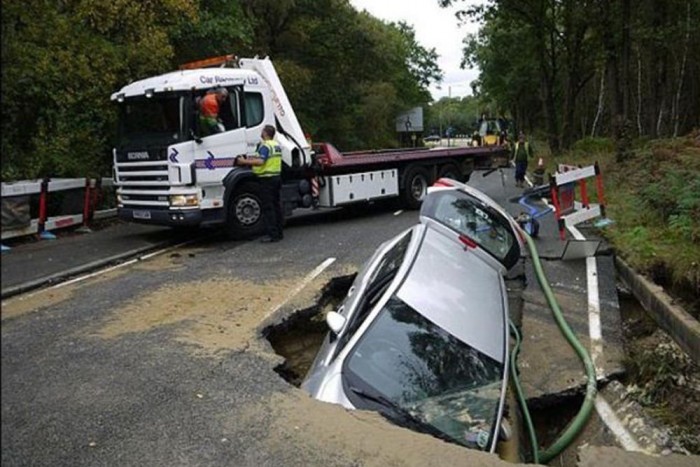 Menet közben szakadt be az út 4