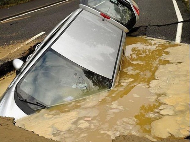 Menet közben szakadt be az út 5
