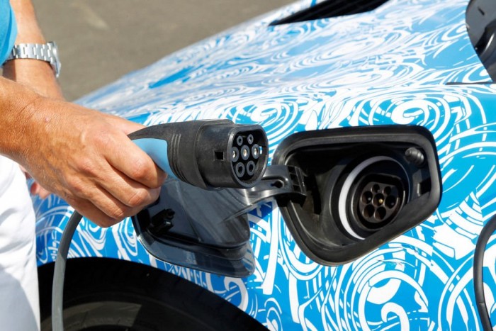 Színre lép a BMW hibrid sportkocsija 10