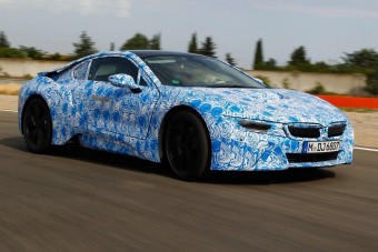 Színre lép a BMW hibrid sportkocsija