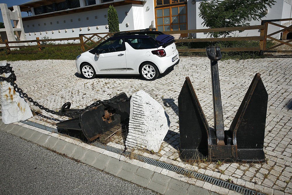 A dizájn telitalálat. A kontrasztos, sötét ponyvatető alatt hangsúlyosabb a hátrafelé úszó cápa uszonya, mint a keménytetős DS3-é