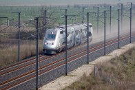 2. TGV V150, 574,8 km/óra. 2007-ben - a német Siemens bosszúságára - a francia állami vasúttársaság, az SNCF vonata 574,8 kilométer/órával tépett Párizs és Strasbourg között. A szerelvényt két TGV POS 4402 mozdony hajtotta 19,6 megawatt, azaz 26 656 lóerő összteljesítménnyel. A 106 méteres, 265 tonnás lövedék neve a vitesse 150-re, a másodpercenként 150 méter feletti sebességre (540 km/óra) utal. A kísérlethez négyből egy áramszedő maradt meg a négyből és a sima 92 cm átmérőjű helyett 109,2 centis kerekeken gördült a vonat. Érdemes megnézni a rekordról szóló filmet, hátborzongató a száguldás.