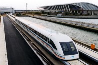 5. Transrapid 08, 501,5 km/óra. A gyártó nagy sikereként a másutt csak tervezett majd elvetett vagy jegelt vonal Kínában meg is valósult. Sanghajban, a reptér és a város között üzemel a világ egyetlen Transrapid-vonala