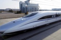 6. CSR CRH 380A, 486,1 kilométer/óra. Ez a kínai állami vasút legmenőbb vonata. Összevetésképp a leggyorsabb menetrend szerinti gyorsvonat Kínában 350-es csúcssebességgel és 310-es átlaggal közlekedik