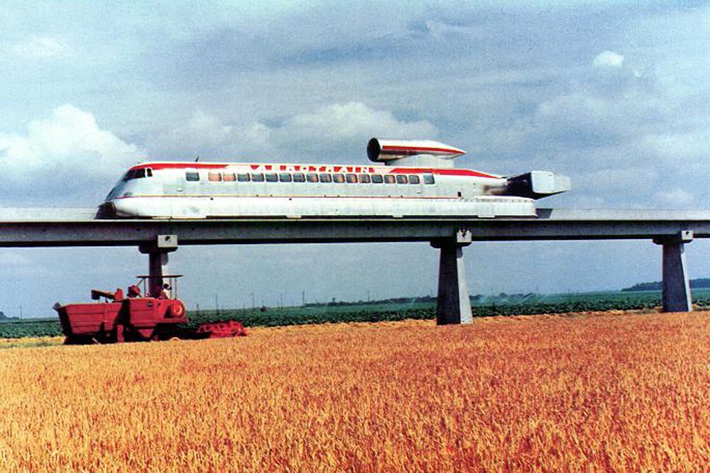 9. Aérotrain, 430 kilométer/óra. 1974-ben a légpárnás, sugárhajtású vonat szinte azonos sebességet ért el a mai leggyorsabb utcai autóval. A kísérleti jármű a francia ipar nagyságát igazoló presztízsberuházás volt, akárcsak a Concorde. Ám az olajválság miatt megdrágult az üzemanyag és a ráadásul túl zajos sugárhajtású vonat helyett végül az elektromos TGV valósult meg. A TGV legfőbb előnye a meglévő sínhálózat volt, mert az Aérotrain alapjaiban új, fordított T alakú betonpálya kiépítését igényelte volna. További infók a Wikipédián